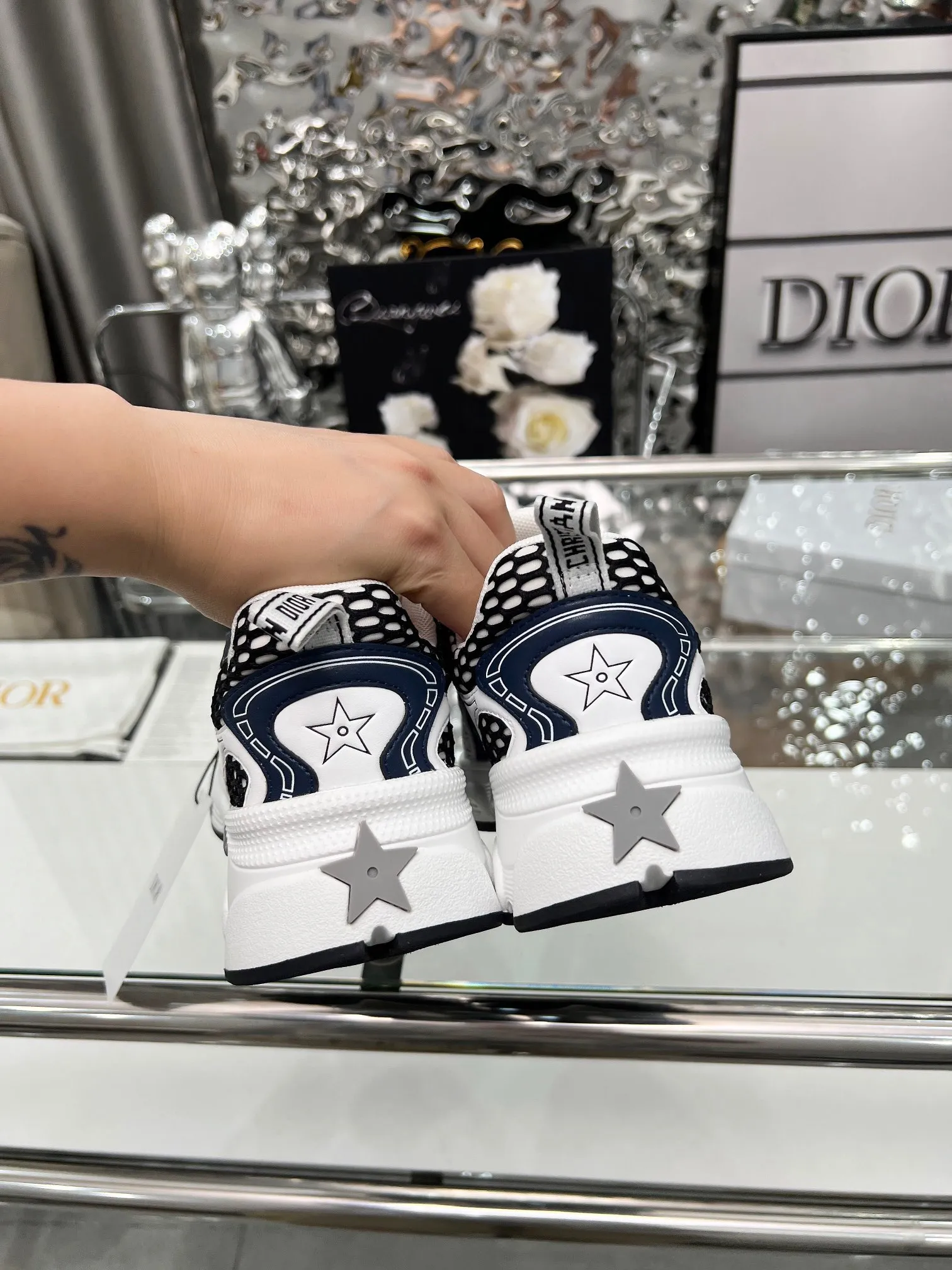 [Dior Dior] P: 580💰 ♺ Size: Female 35-41 Male 39-45 (Female 40.41 Male 45 custom-made) This Dior Chrono sneaker is a new product for the fall of 2024, reinterpreting running shoes in Dior's high-end style. White mesh fabric is paired with nude and silver-toned laminated leather-effect panels, and the CD logo on the sides, star patch on the tongue and Dior logo on the heel are many details to highlight the style. Featuring two-tone laces, a lightweight sole and star embellishments for a casual look all year round.